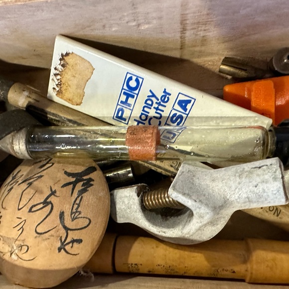 Wooden box of old vintage items - Picture 2 of 11